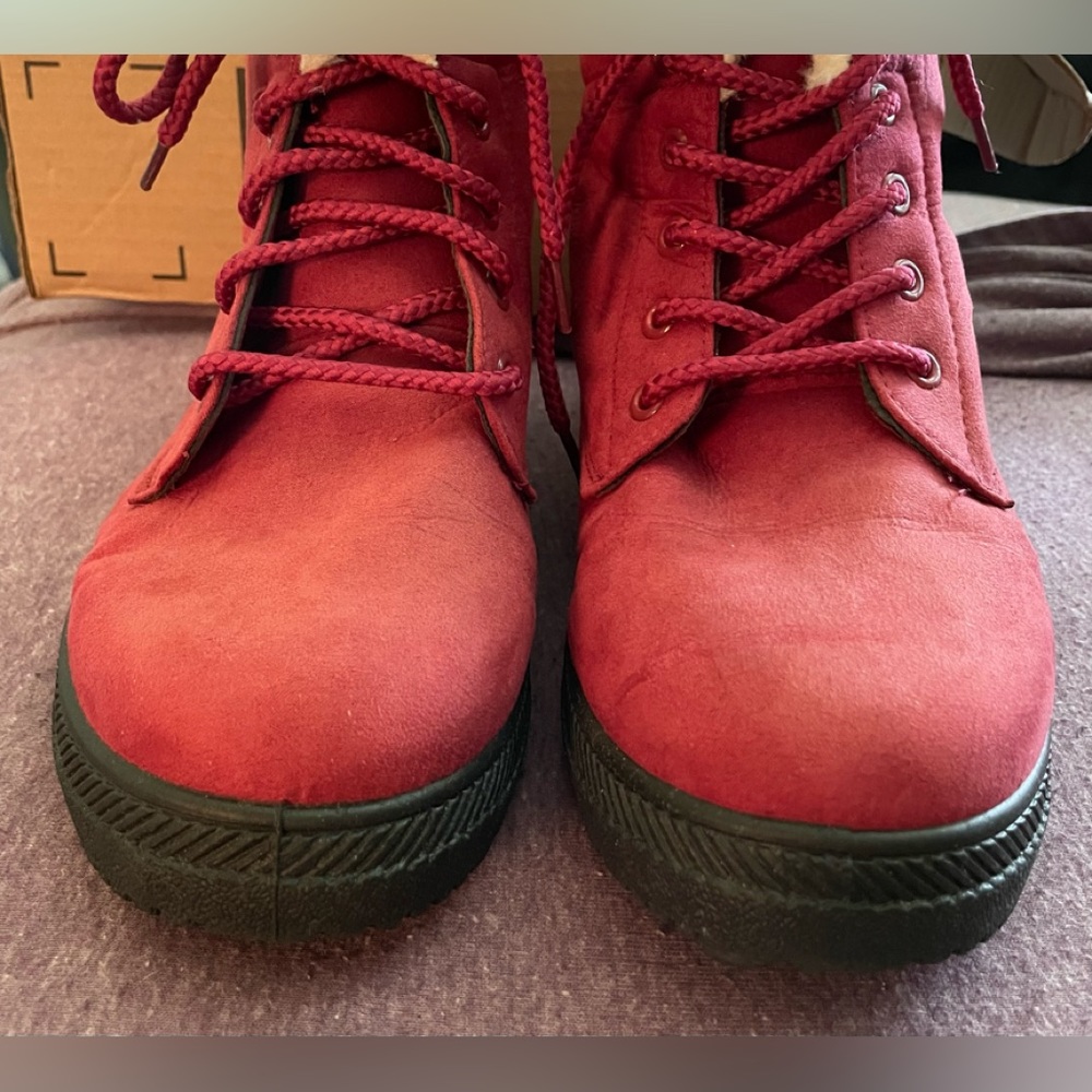 NIB fur lined suede boots size 8